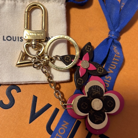 Louis Vuitton BAG CHARM AND KEY HOLDER - Picture 3 of 5